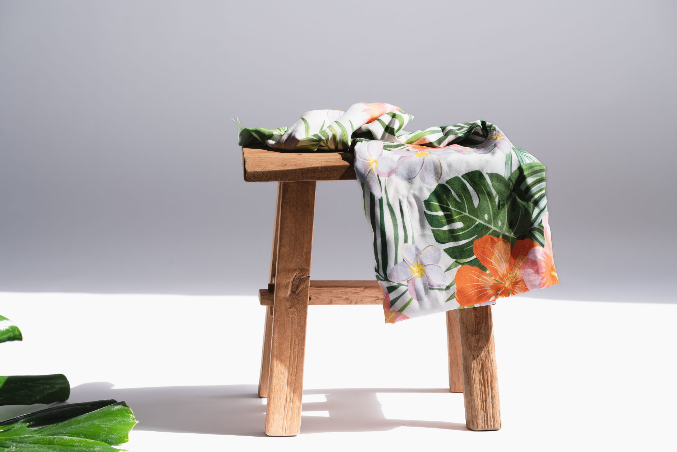 Paréo orange motifs tropicaux made in France haut de gamme