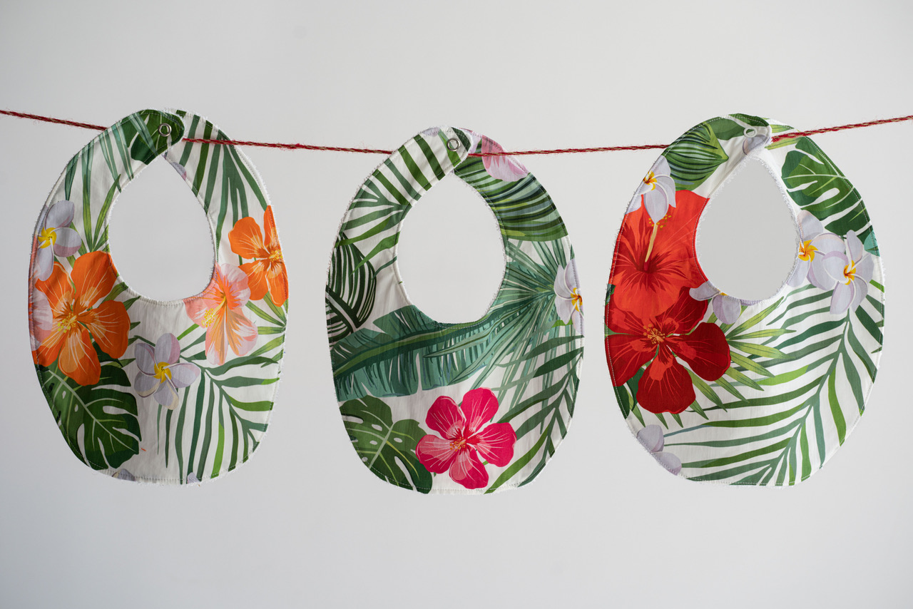 bavoir naissance motifs tropicaux hibiscus rose orange rouge guide d'entretien